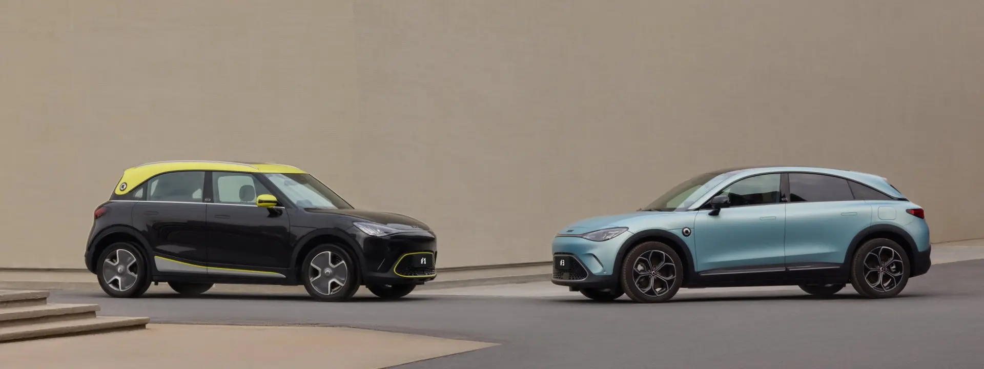 Autos eléctricos smart #1 y smart #3 con diseño innovador y colores vibrantes.